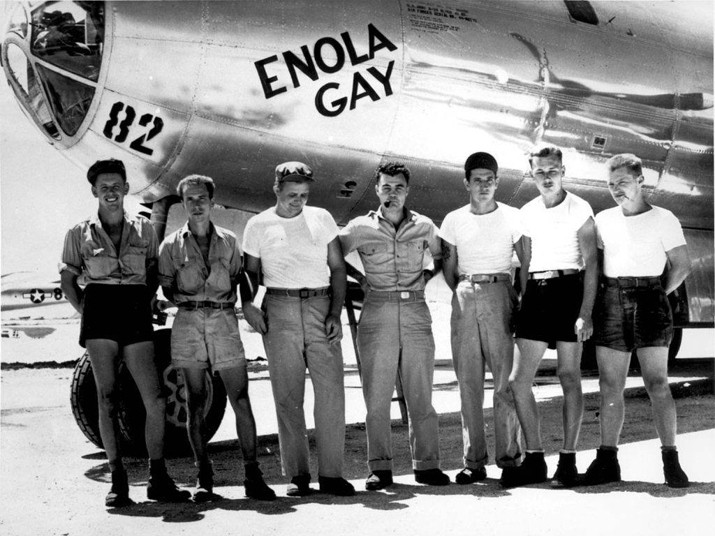 B-29_Enola_Gay_w_Crews