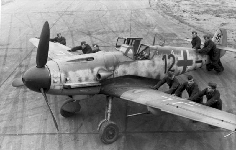 Bundesarchiv_Bild_101I-487-3066-04,_Flugzeug_Messerschmitt_Me_109