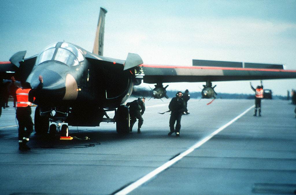 F-111F_GBU-10_bound_for_Libya